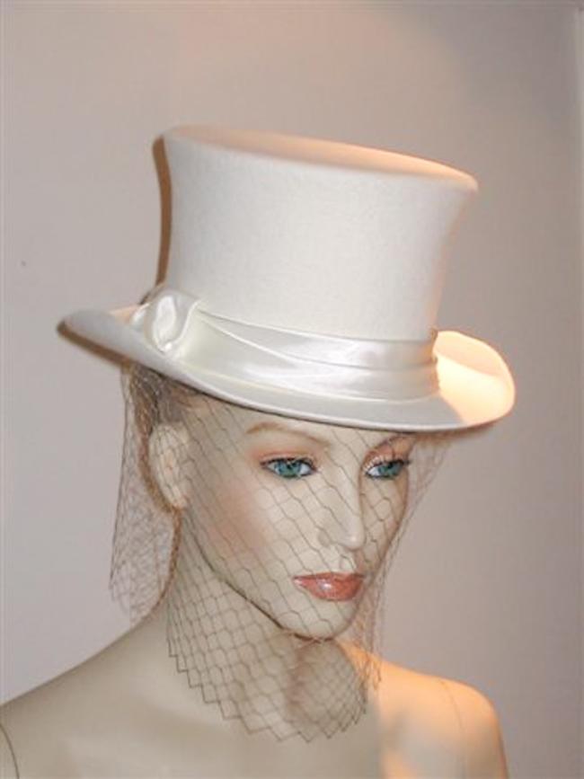 Жена в шляпке с вуалью от Suzy O’Rourke